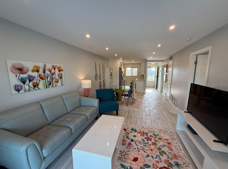 HOLIDAY APTS - Residential