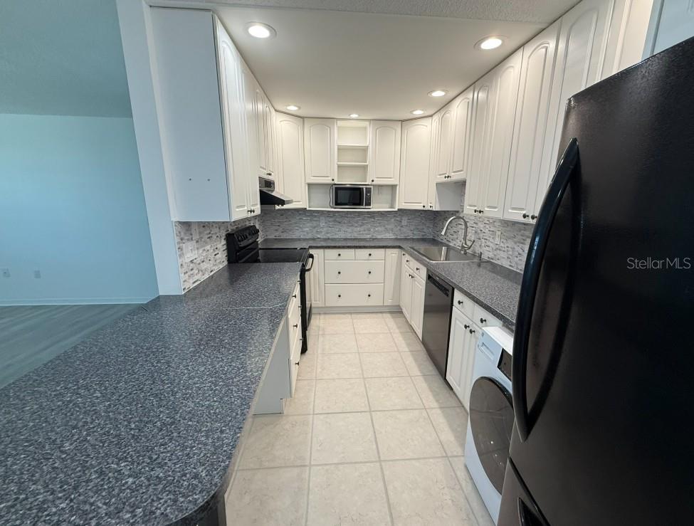 BAYWOOD COLONY GARDEN APTS - Residential Lease