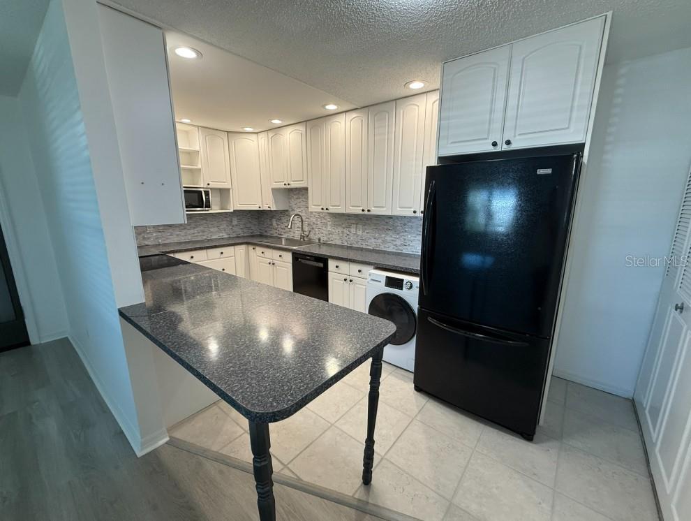 BAYWOOD COLONY GARDEN APTS - Residential Lease