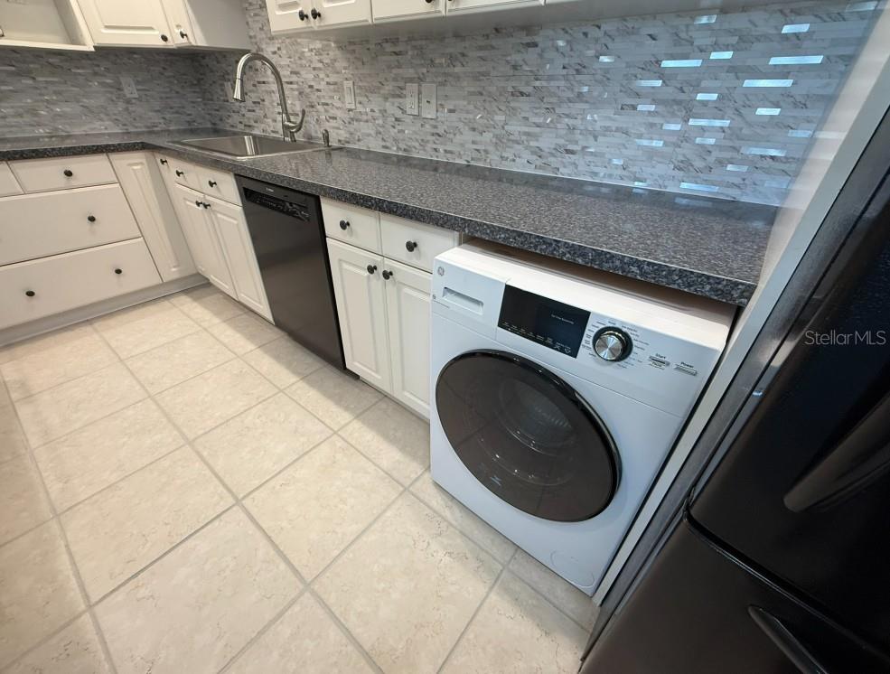 BAYWOOD COLONY GARDEN APTS - Residential Lease