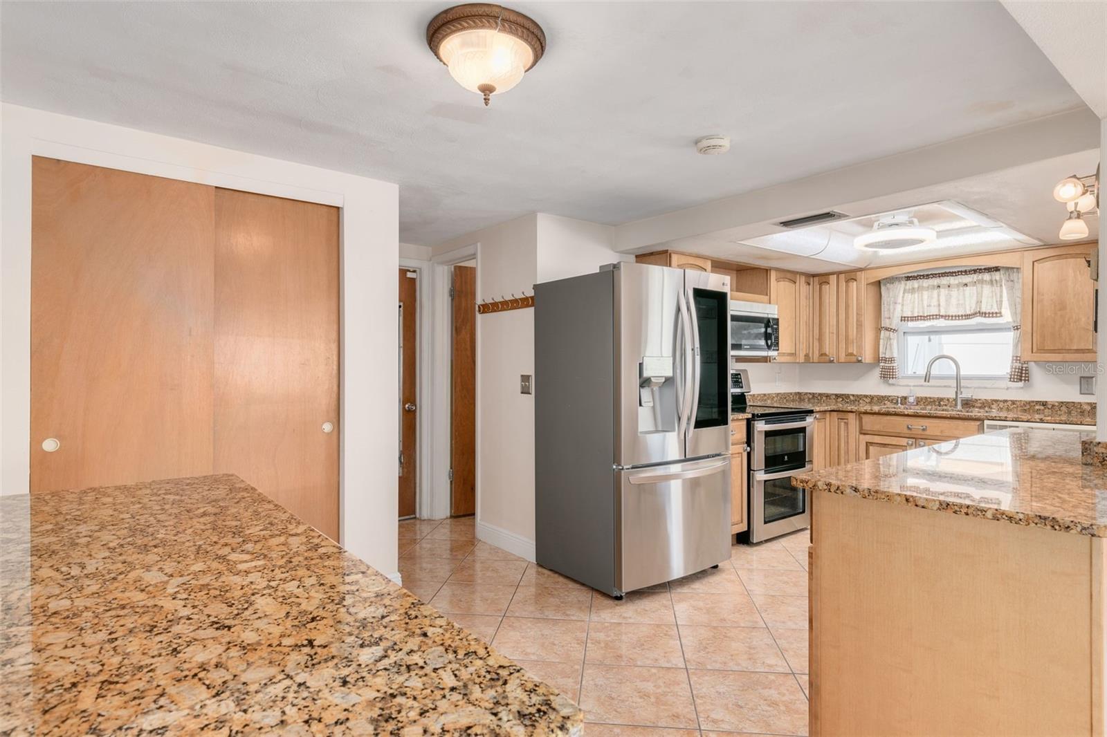 COLONIAL HILLS - Residential