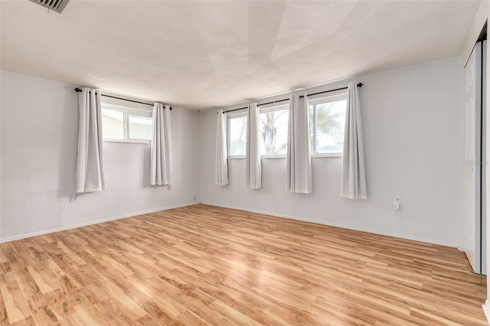 COLONIAL HILLS - Residential