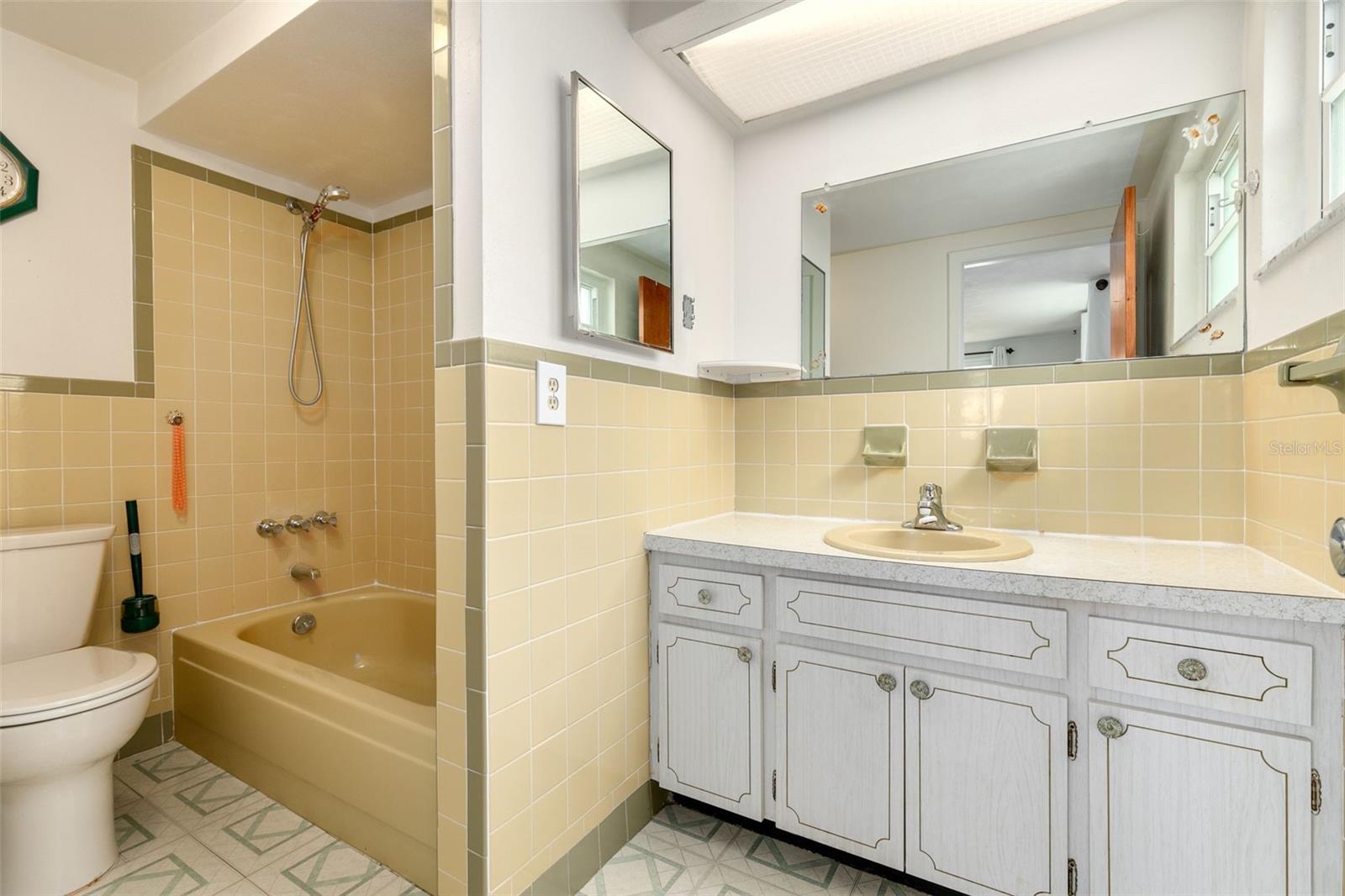 COLONIAL HILLS - Residential