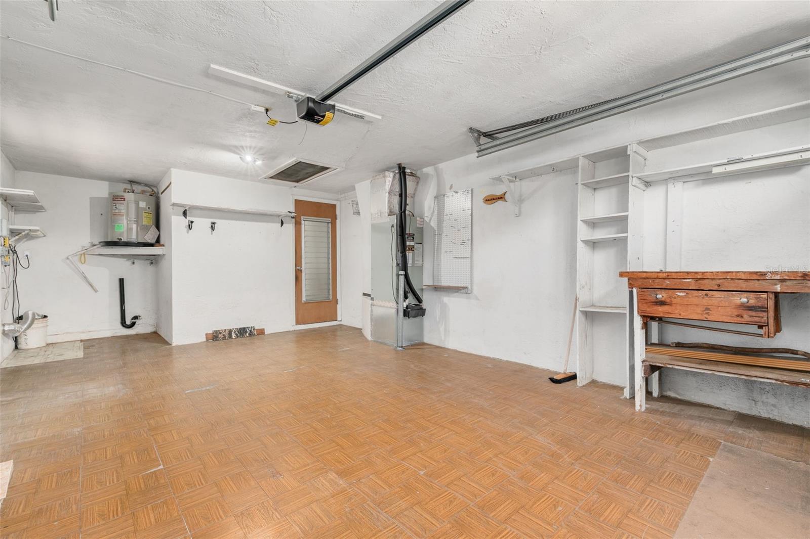 COLONIAL HILLS - Residential