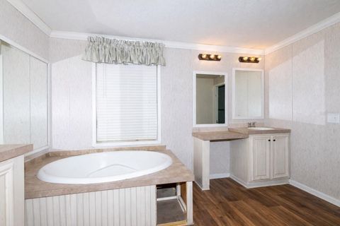 Tiny photo for 18057 SW 37th Street, Dunnellon, FL 34432 (MLS # A4688561)