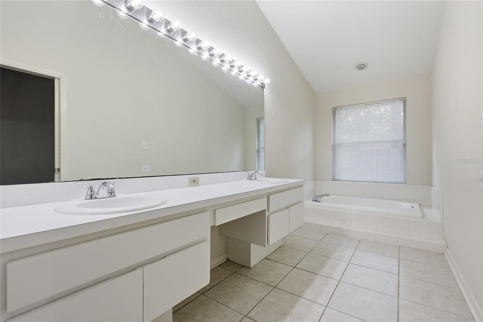 COLONY PARK - Residential