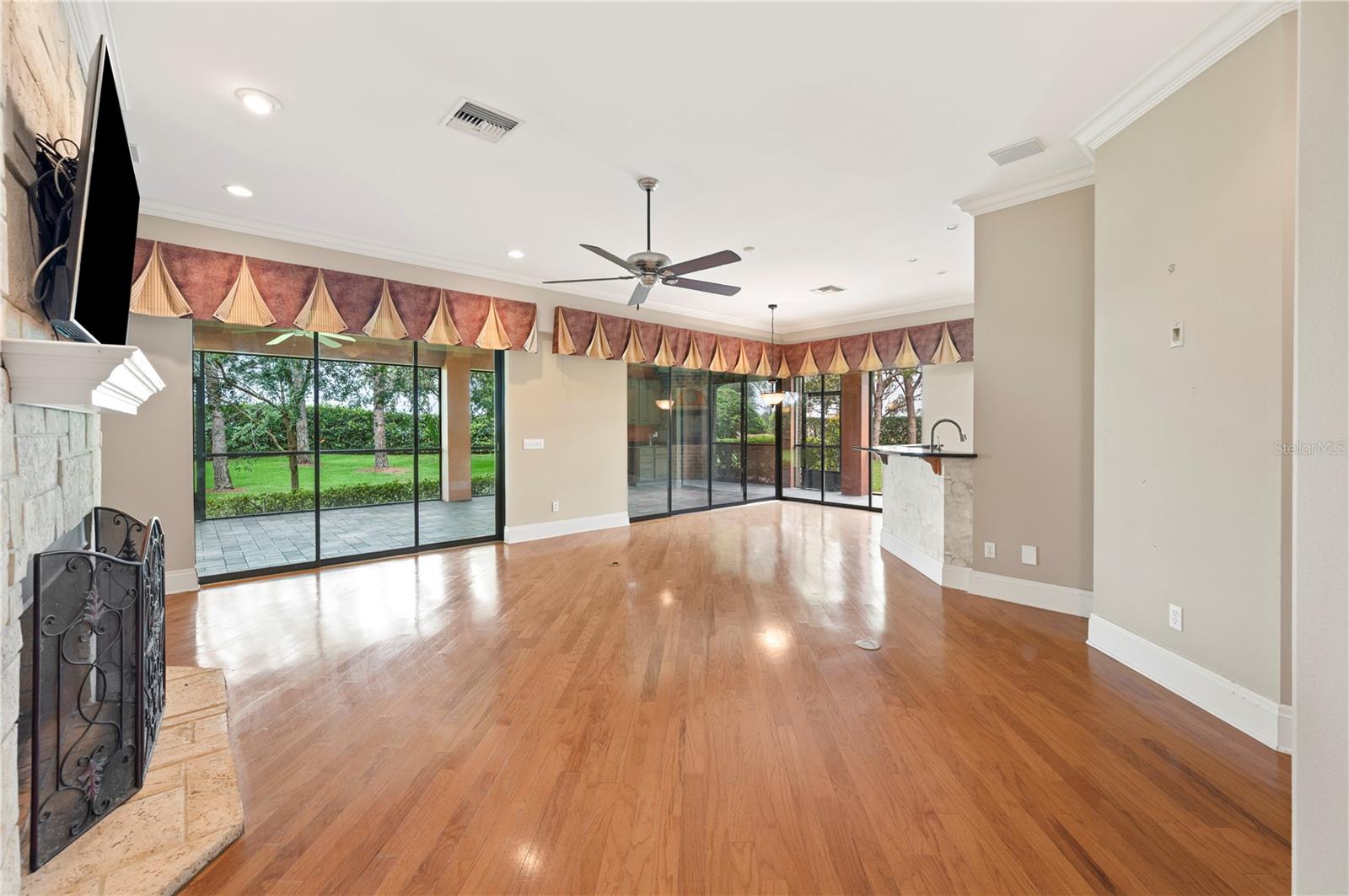 105 WODEN WAY