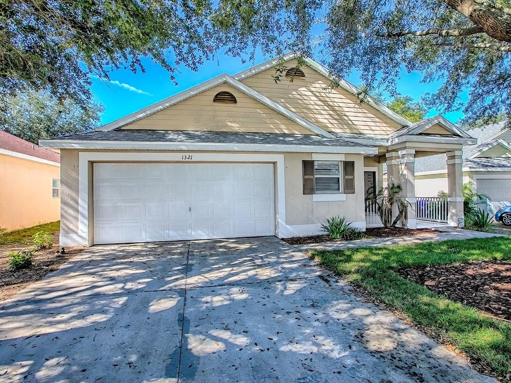 Photo of 1321 Kellogg Drive, Tavares, FL 32778 (MLS # G5105554)