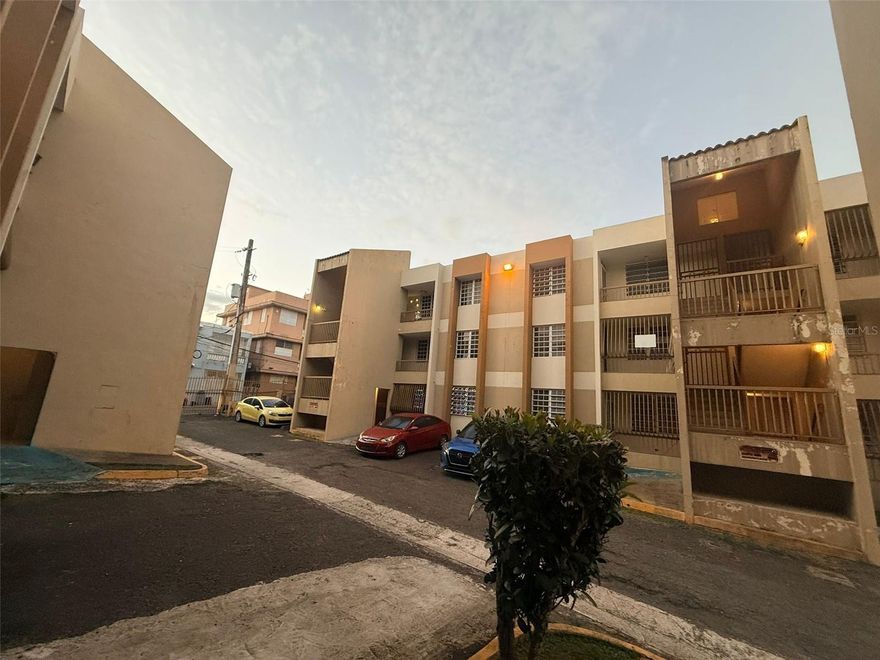 Beautiful 3-bedroom apartment with 1 bathroom, living room, dining room, and kitchen. Located in the San Ignacio Condominium in Mayagüez. Includes one parking space with controlled access.