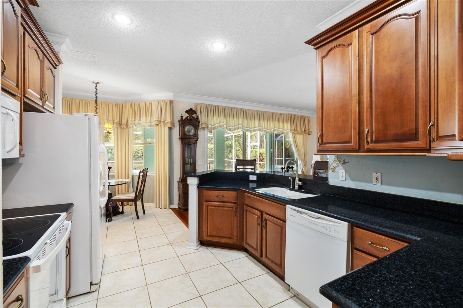 RIVER HILLS COUNTRY CLUB PH - Residential