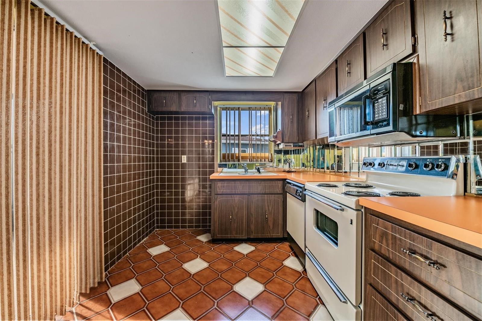 THE LAKES - Residential