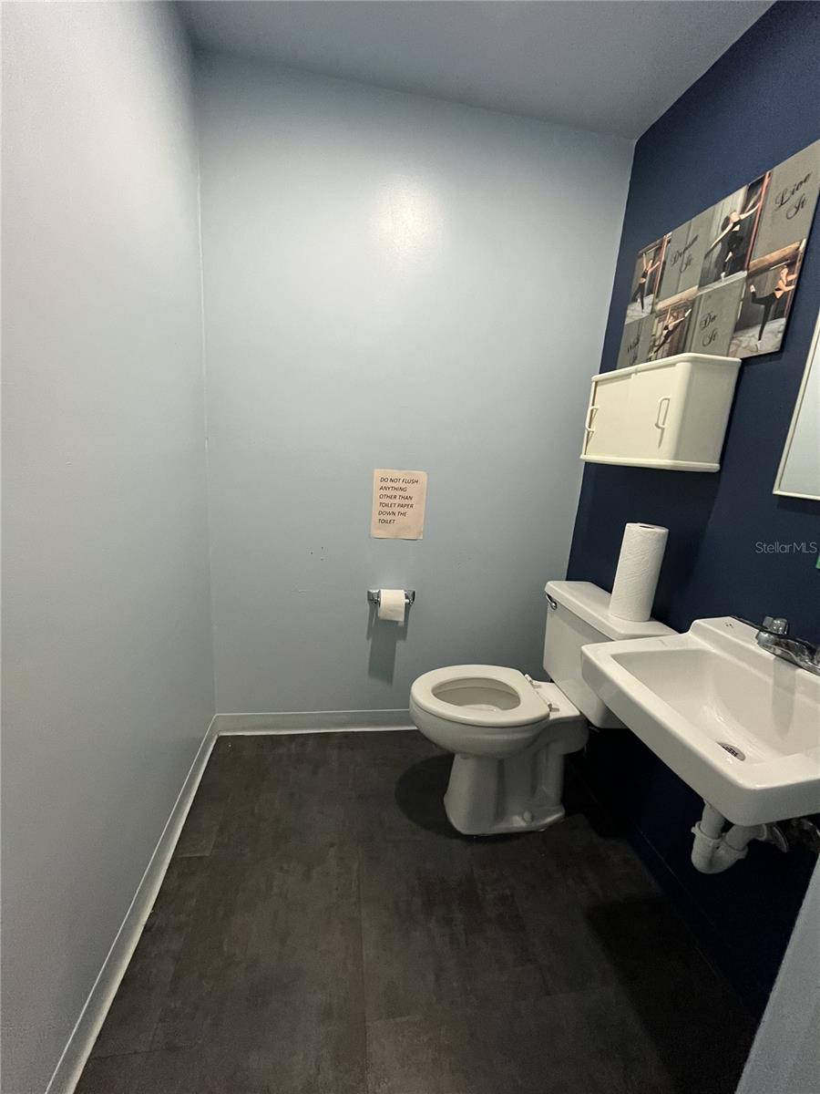 OCALA SQUARE - Commercial Lease