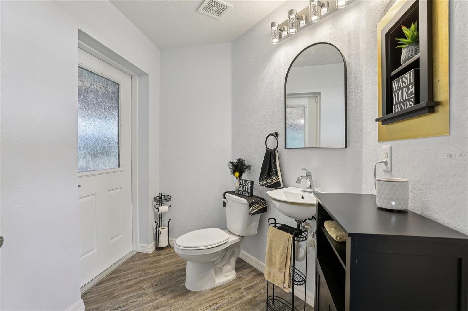 WALK IN WATER LAKE ESTATES PH 01 - Residential