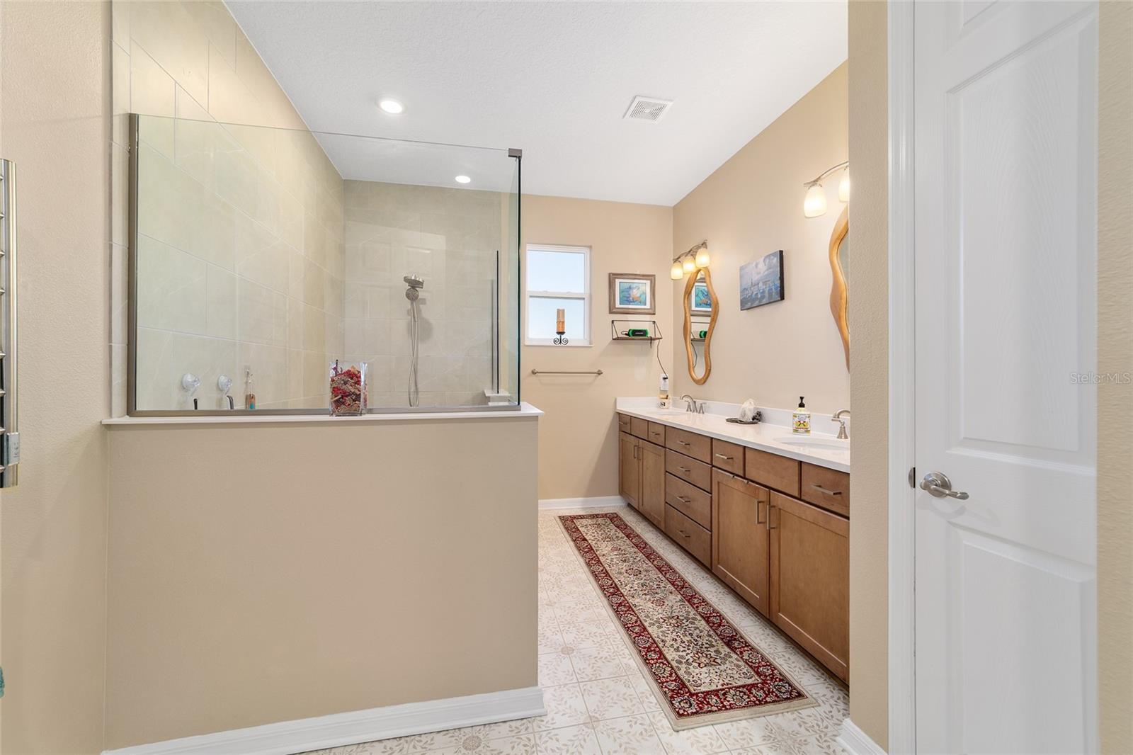 ON TOP OF THE WORLD - Residential