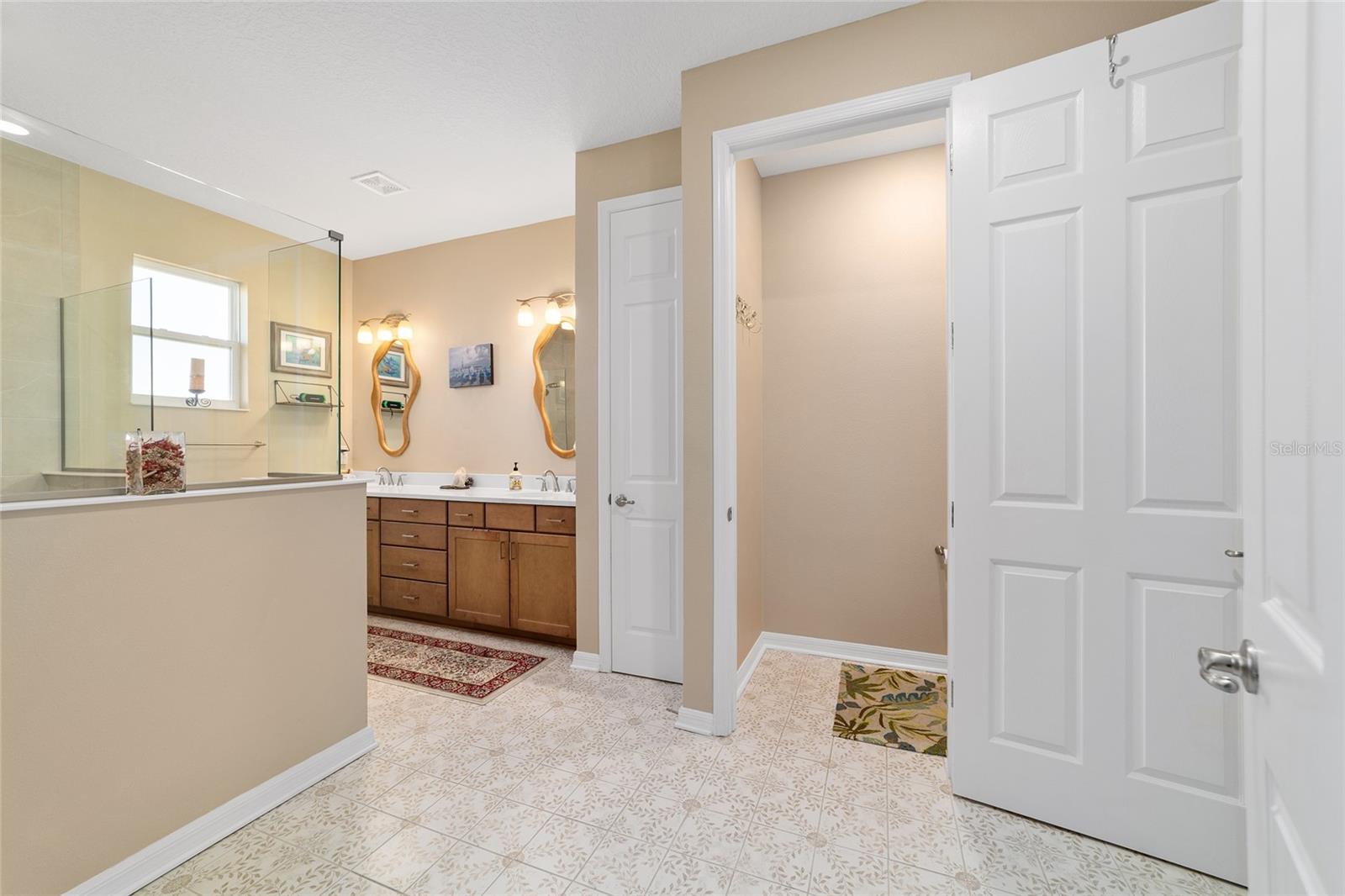 ON TOP OF THE WORLD - Residential