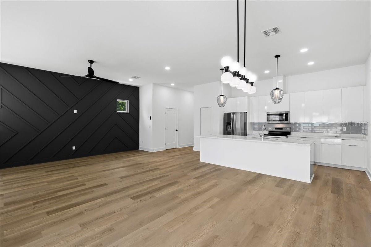 2608 W COLUMBUS DRIVE 5