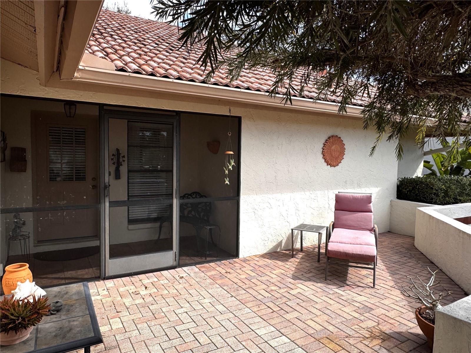 LAUREL HOLLOW - Residential