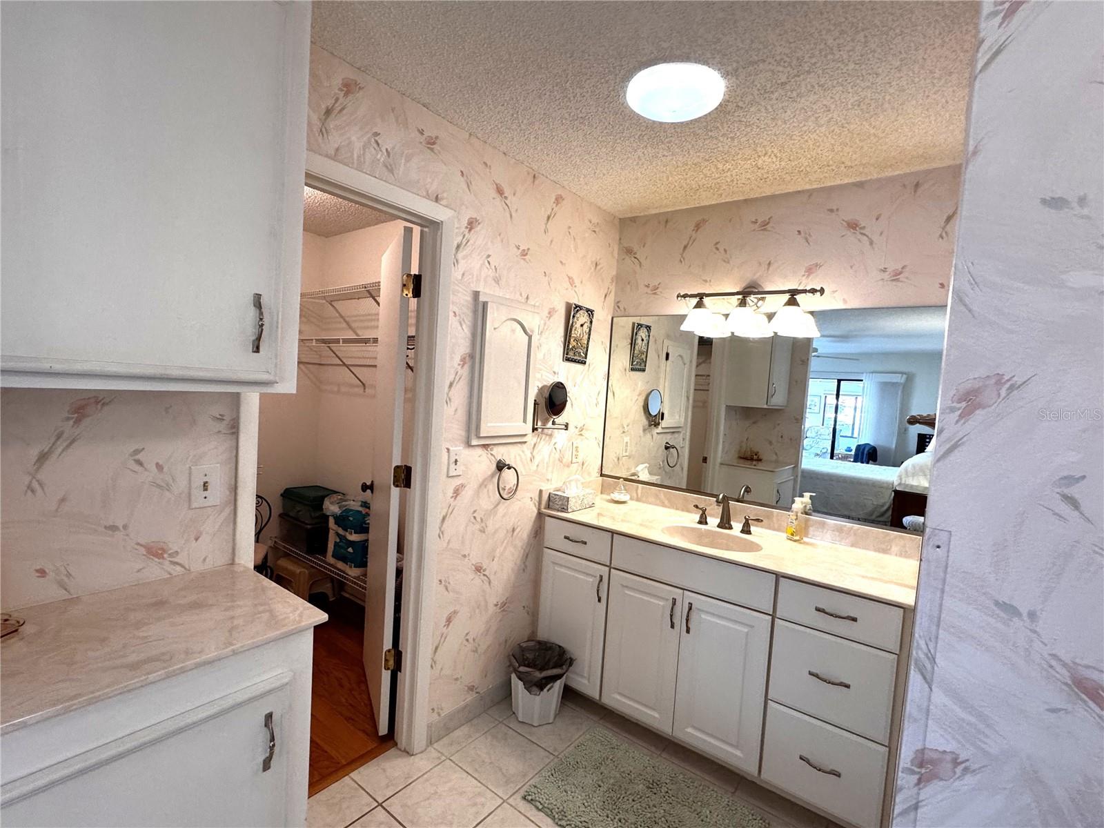 LAUREL HOLLOW - Residential