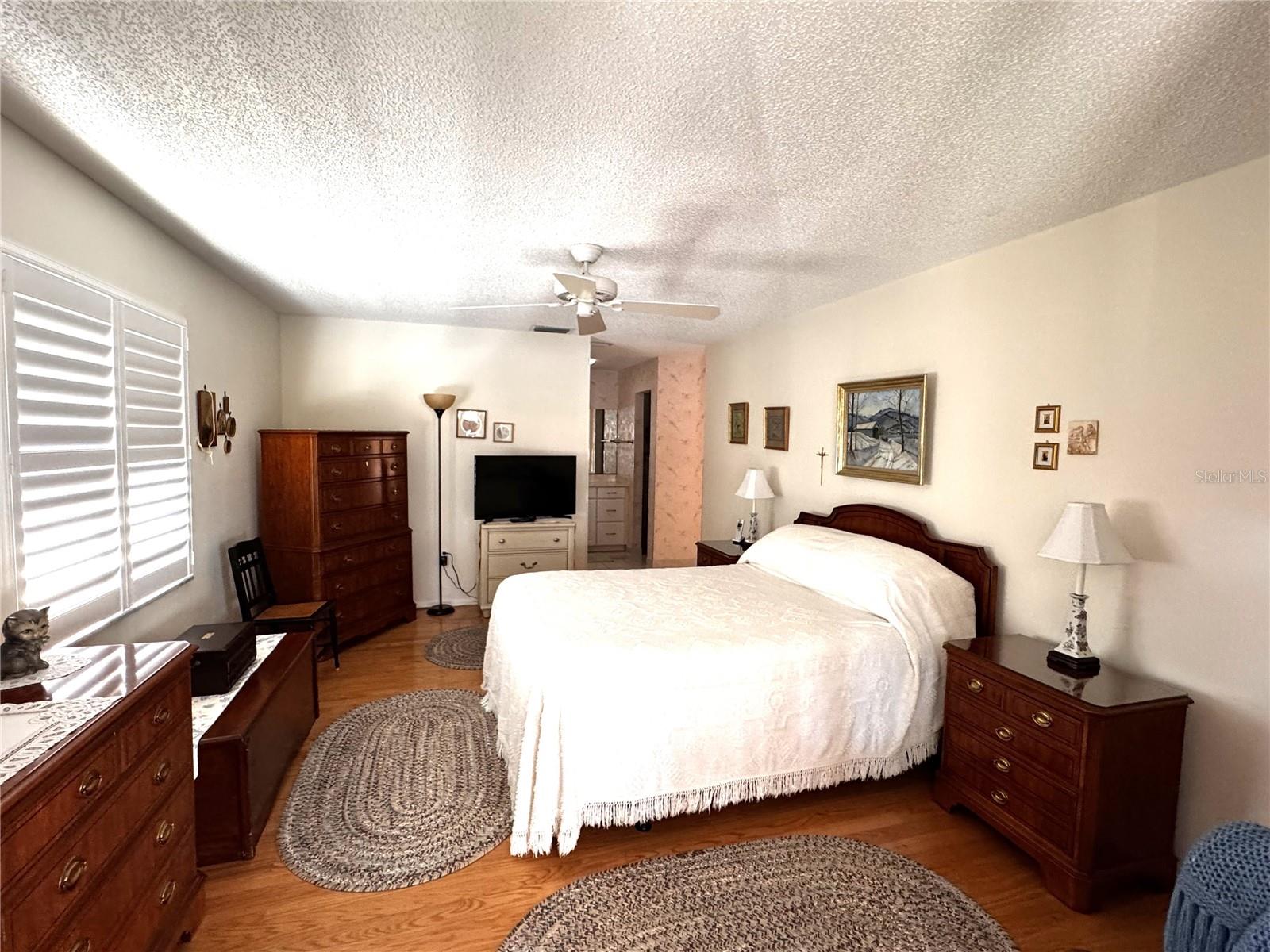 LAUREL HOLLOW - Residential