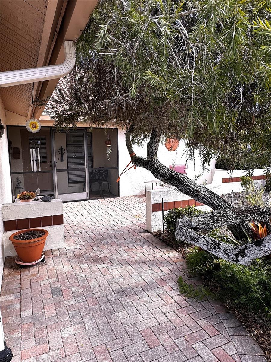 LAUREL HOLLOW - Residential