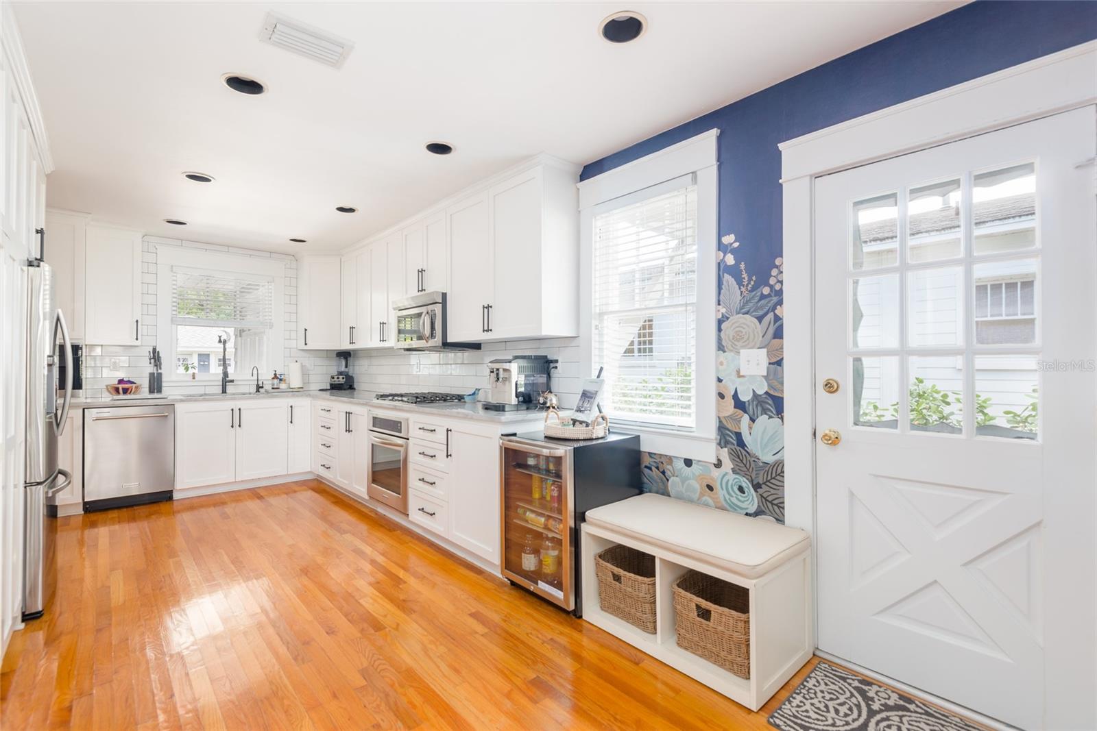 NEW SUBURB BEAUTIFUL - Residential