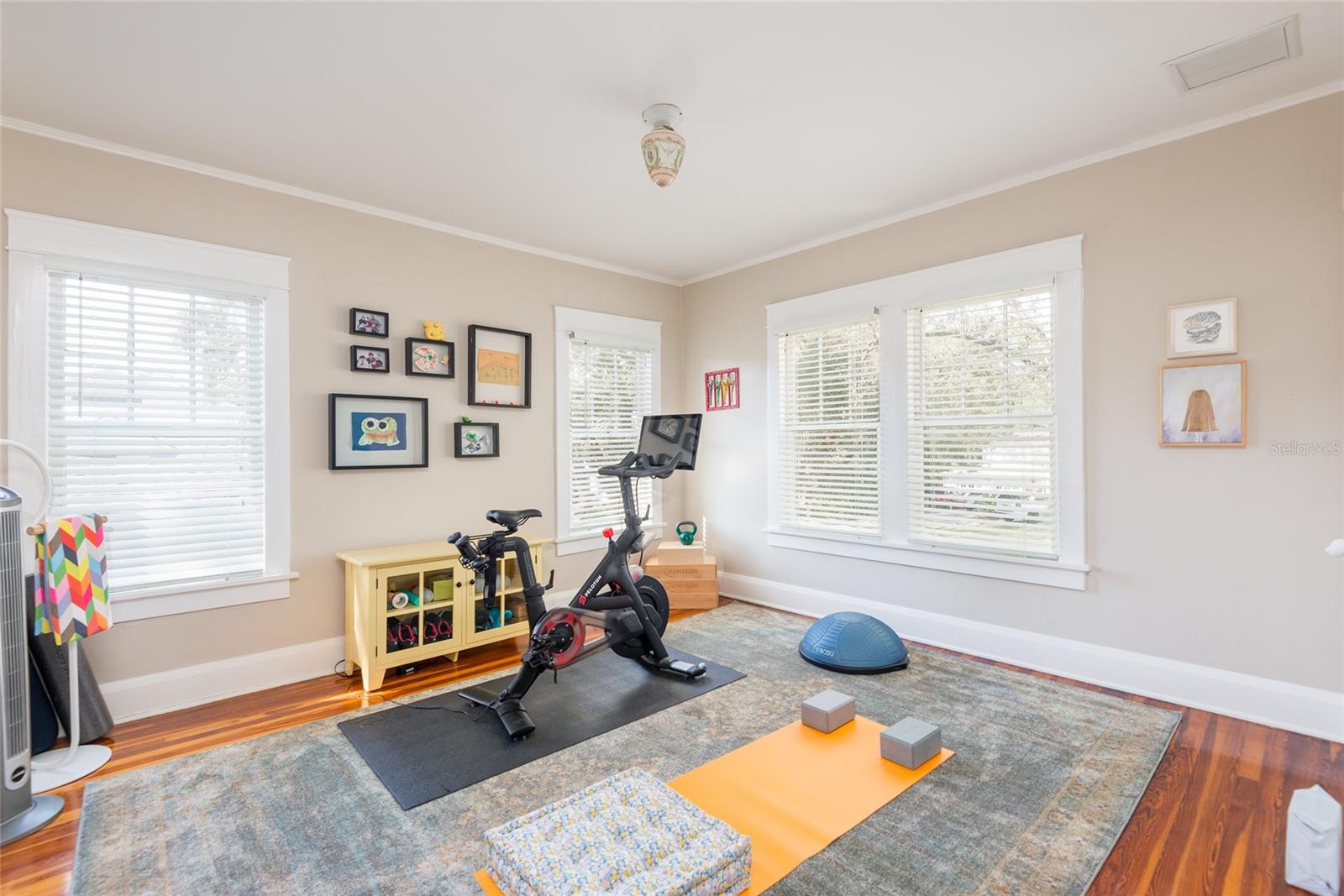 NEW SUBURB BEAUTIFUL - Residential