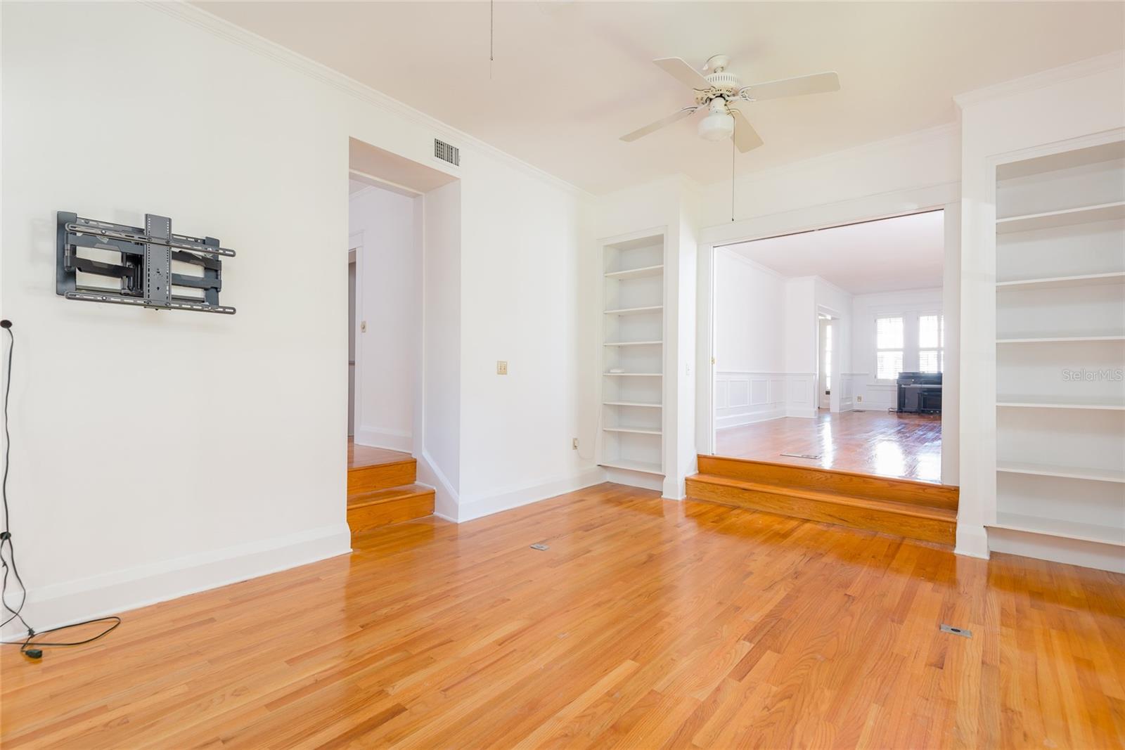 NEW SUBURB BEAUTIFUL - Residential