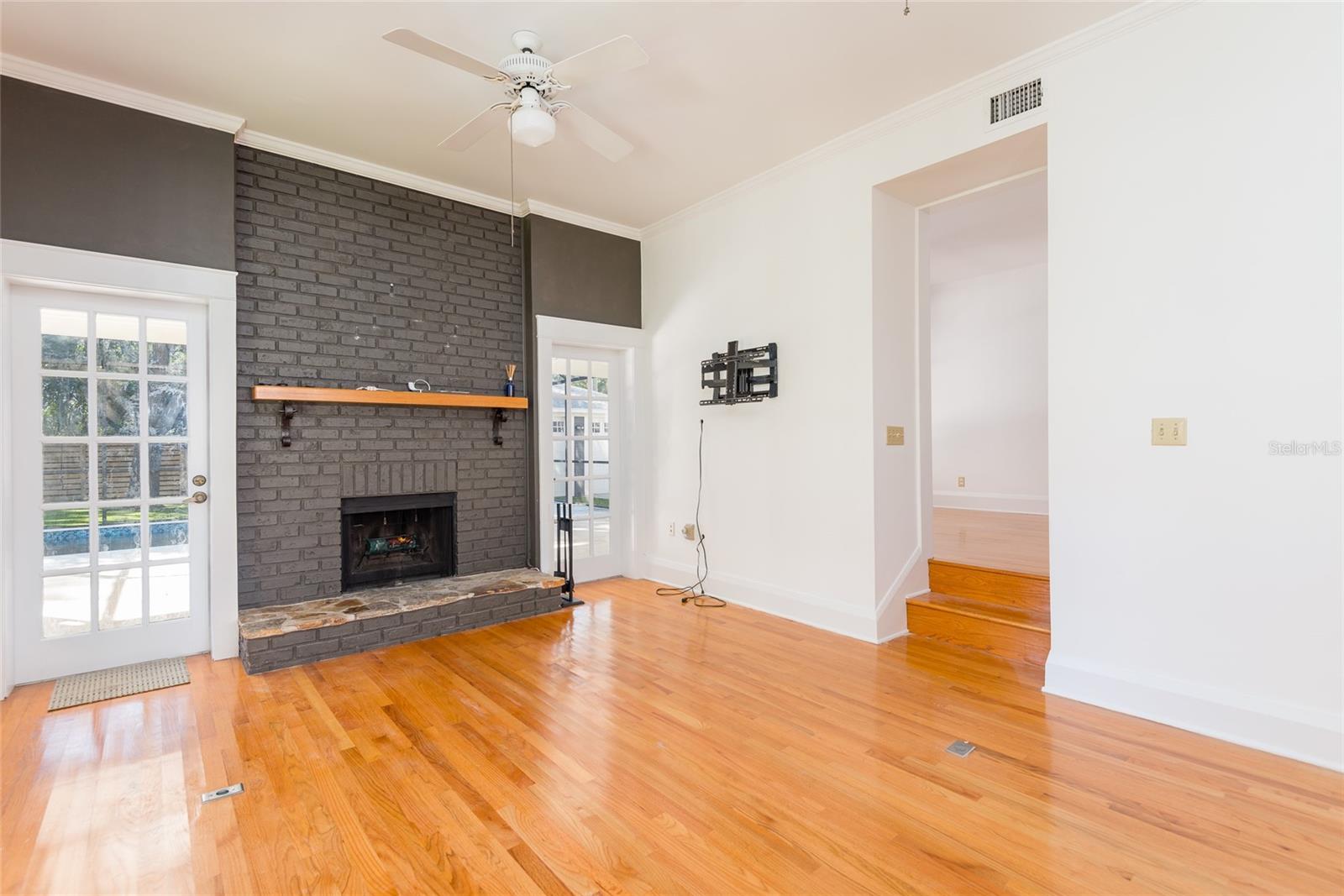 NEW SUBURB BEAUTIFUL - Residential