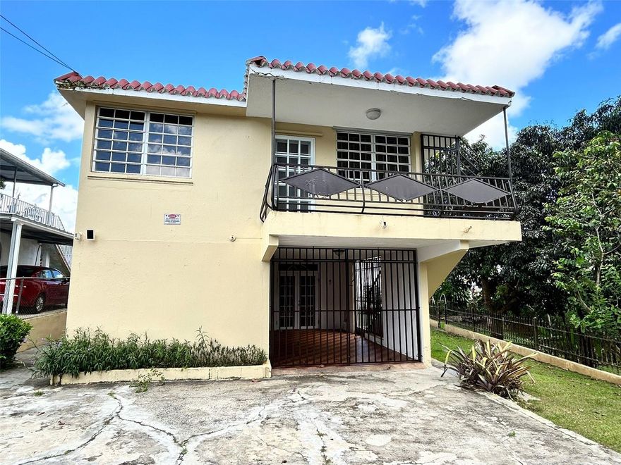Property for sale located in the charming Cañaboncito neighborhood of Caguas. This property stands out for its excellent layout, potential for multiple rental units, and natural surroundings with direct access to the riverbank.

The two-story main structure is divided into two separate units:

First Floor: A comfortable apartment featuring a living room, dining room, kitchen, 1 spacious bedroom, and 1 full bathroom. 

Second Floor: A spacious apartment with a living room, dining room, kitchen, 2 bedrooms, and 2 full bathrooms. It features excellent ventilation and views. At the rear, right on the riverbank, the property includes a charming wooden cottage. This additional unit features 1 bedroom and 1 bathroom.