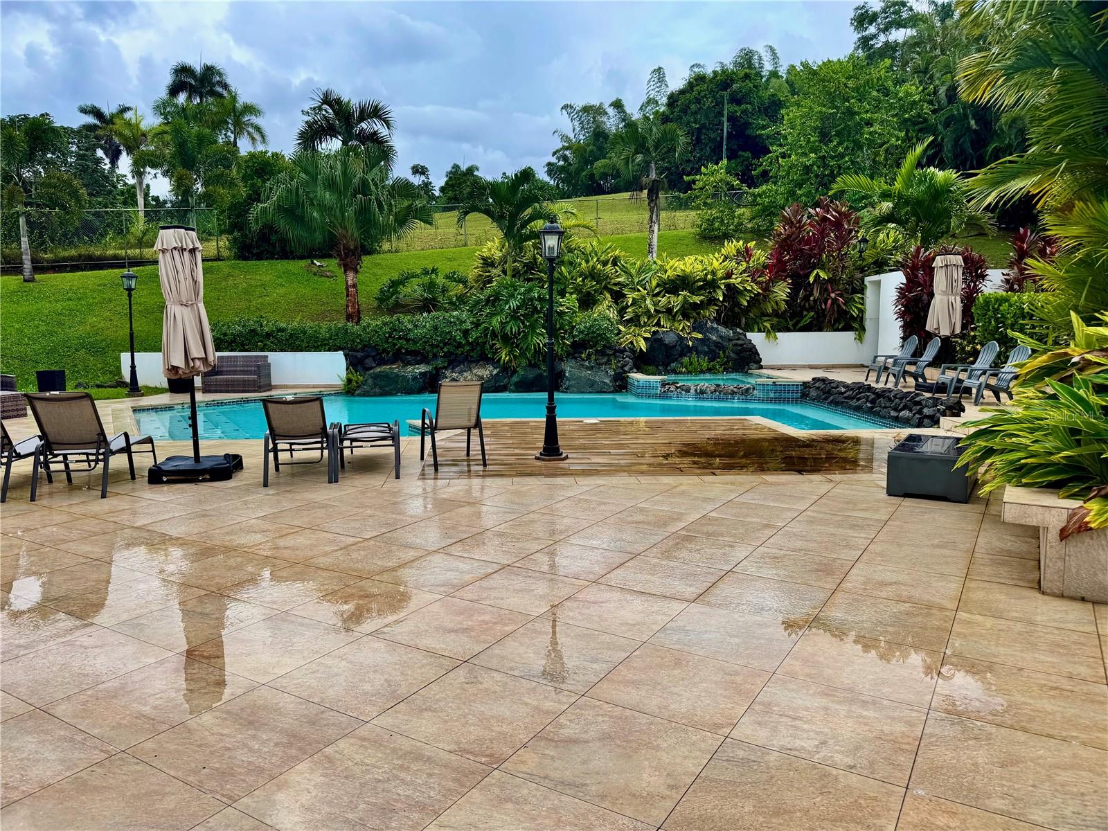 URB LOMAS DEL SOL GUAYNABO - Residential