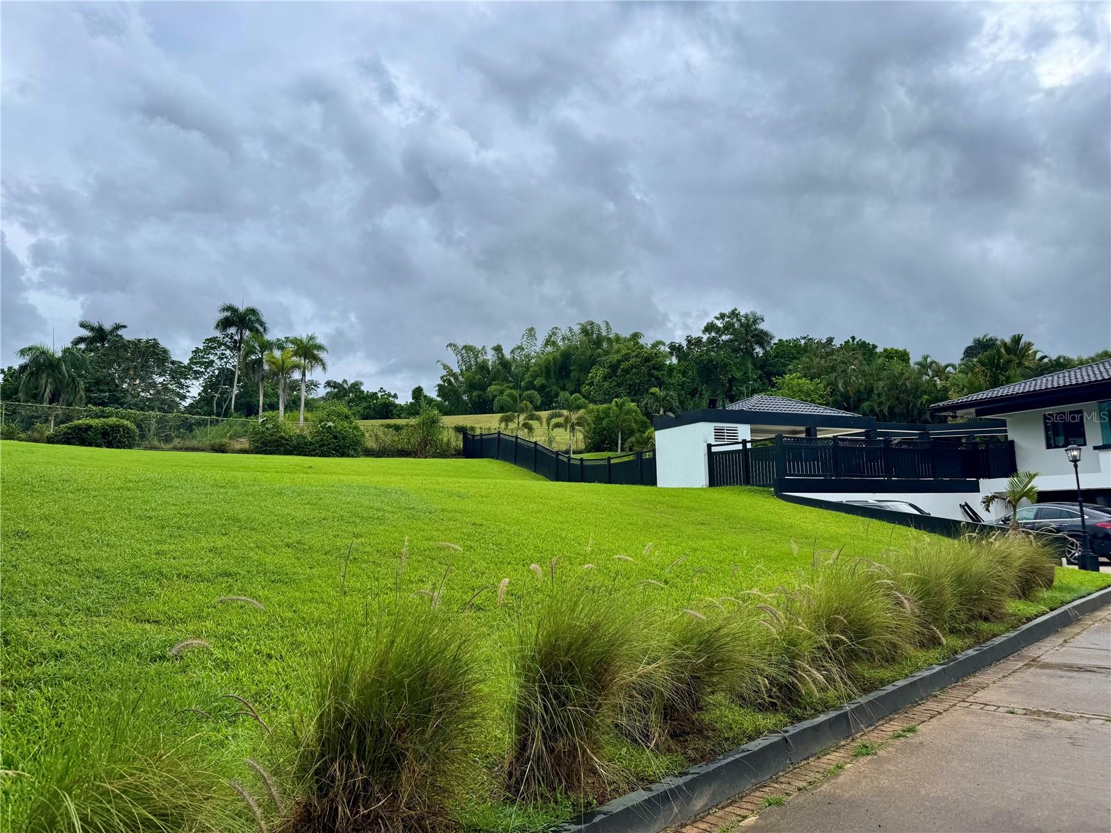 URB LOMAS DEL SOL GUAYNABO - Residential
