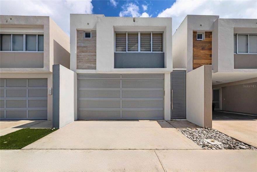 Modern townhouse in Rotonda Downtown, Guaynabo. Enjoy unobstructed river views, open-concept living spaces, and a private outdoor area, all nestled in a peaceful setting. This home features a fully paid-off solar power system with Tesla Powerwall battery backup, providing exceptional energy efficiency.