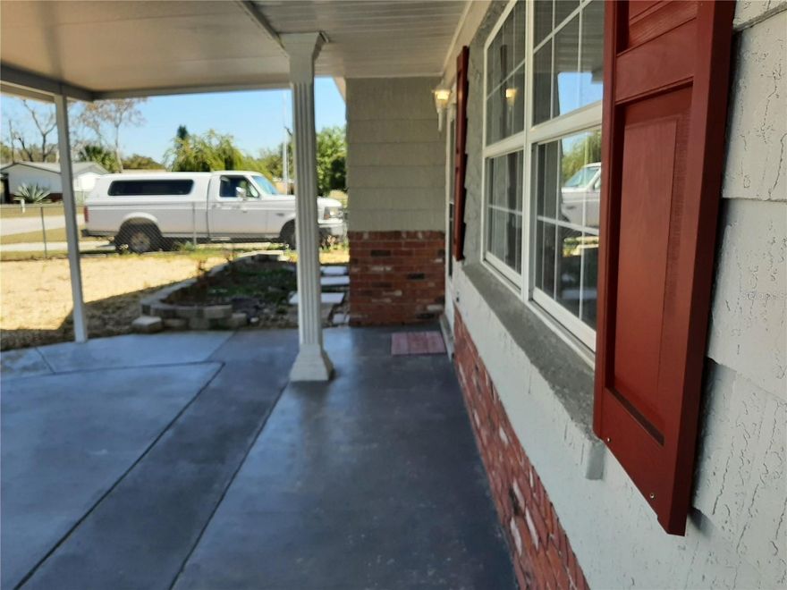 This Beacon Hill neighbourhood home is ready for you to cutomize with your own touch. Front patio is well covered for continous shady entertaining.