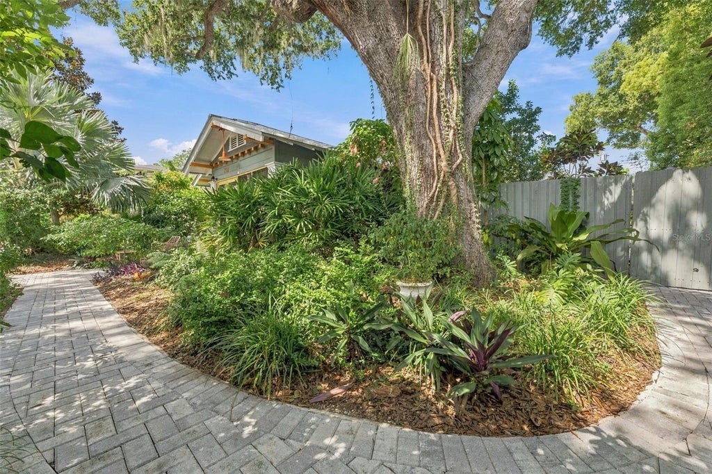 Photo of 2121 Dartmouth Avenue N, St Petersburg, FL 33713 (MLS # TB8555331)