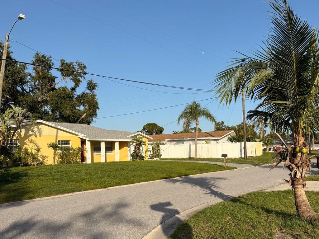Photo of 5615 Waneta Place, Sarasota, FL 34231 (MLS # A4655545)