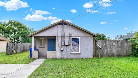 A home in DELAND