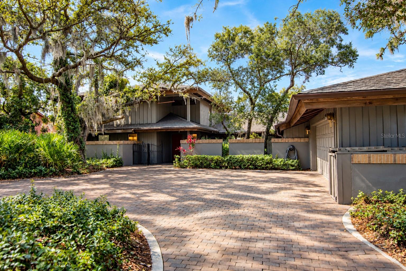 1296 WEYBRIDGE LANE