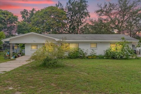 A home in WINTER HAVEN