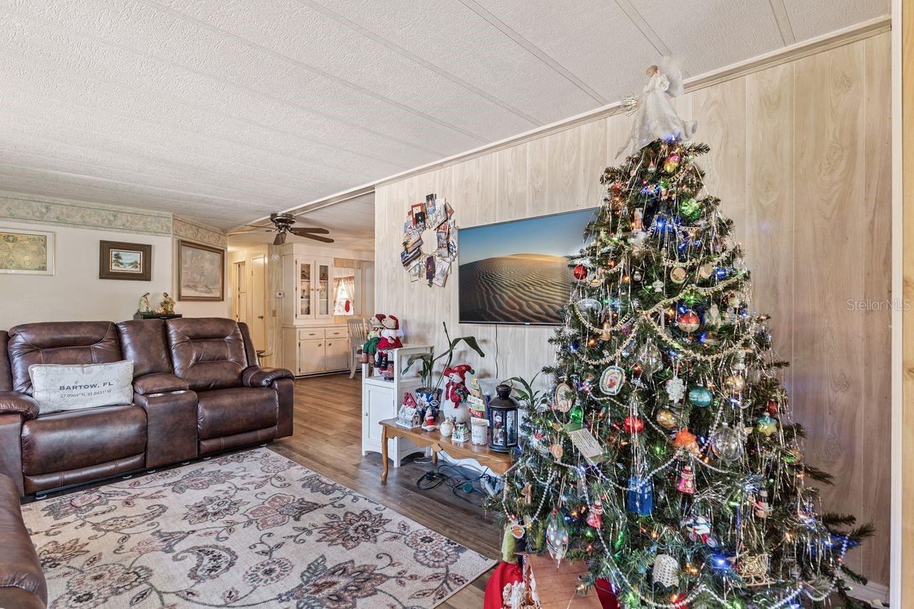 FLORAL LAKES - Residential