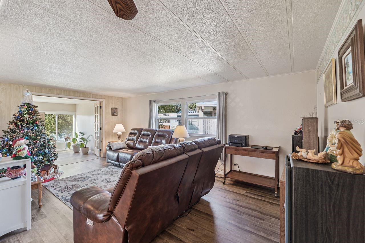 FLORAL LAKES - Residential