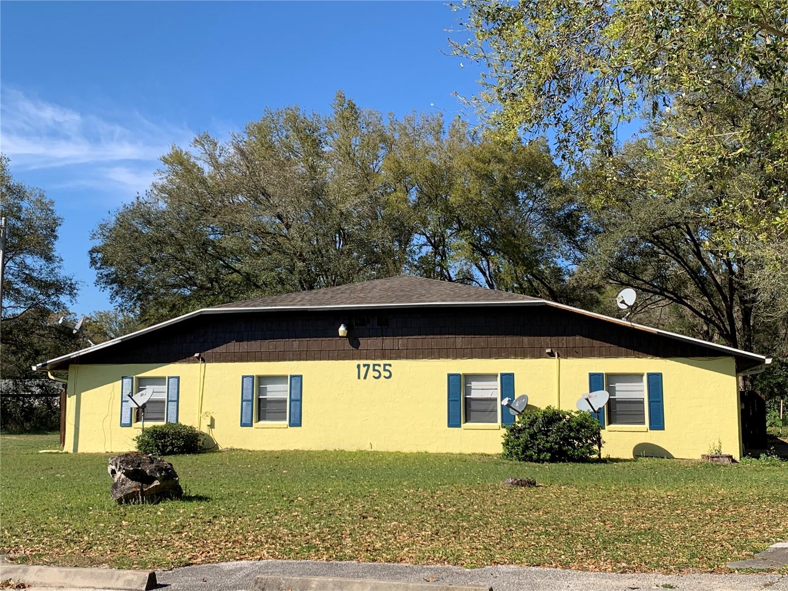 Beautiful 2/2 quadplex unit located in Quail Run. Located next to Florida Horse Park in beautiful South Ocala. Large, 824 sq ft, unit includes all major kitchen appliances, plus a washer/dryer in an inside utility area. Ample closet space throughout unit and an outside patio for those beautiful Ocala nights.