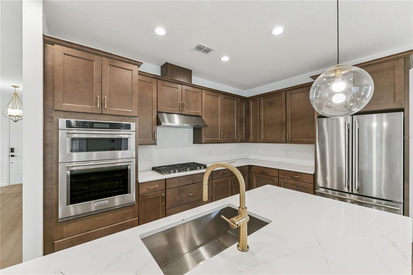 2556 LONG PINE AVENUE