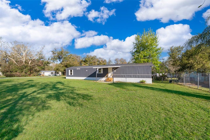 Photo 1 of 18 — 101 CAROLINE AVENUE, LADY LAKE, FL 32159
