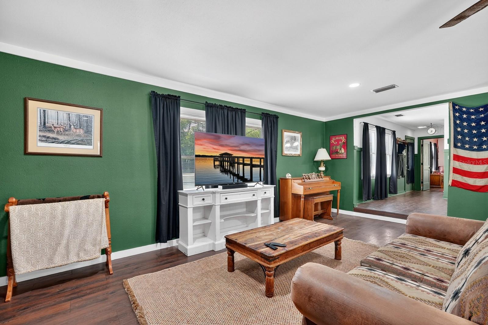 ROUND LAKE - Residential