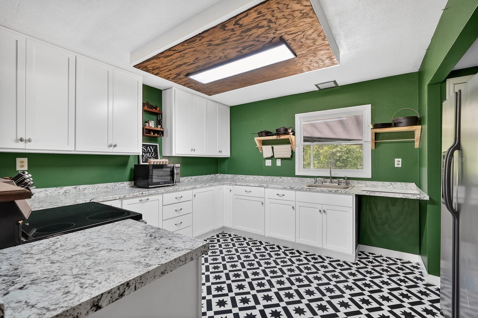 ROUND LAKE - Residential