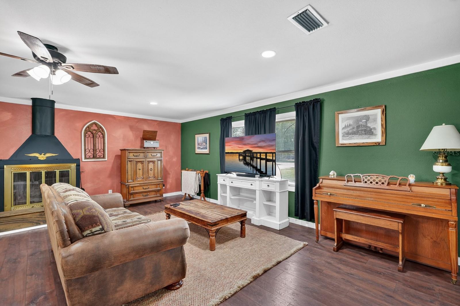 ROUND LAKE - Residential