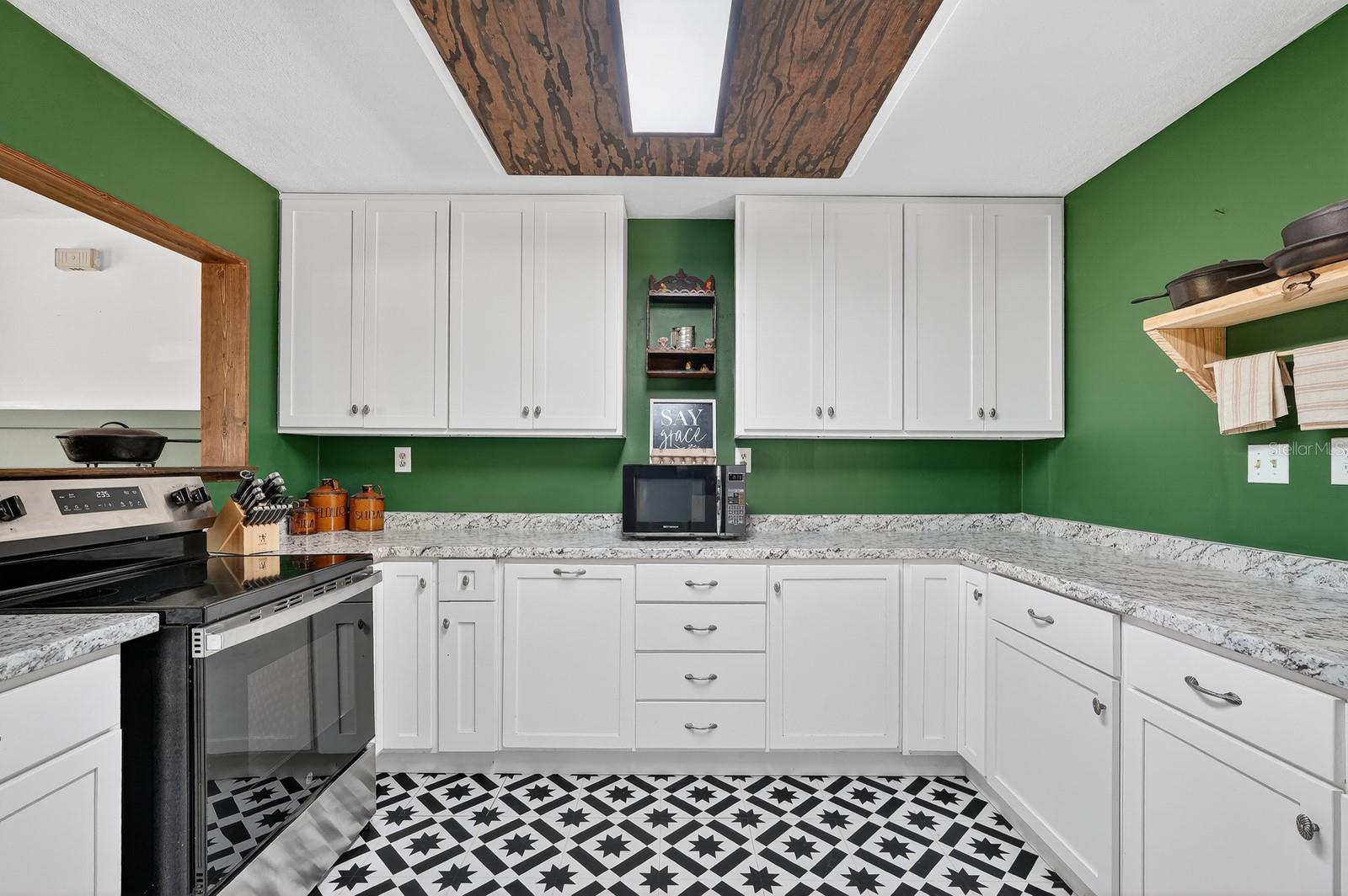 ROUND LAKE - Residential