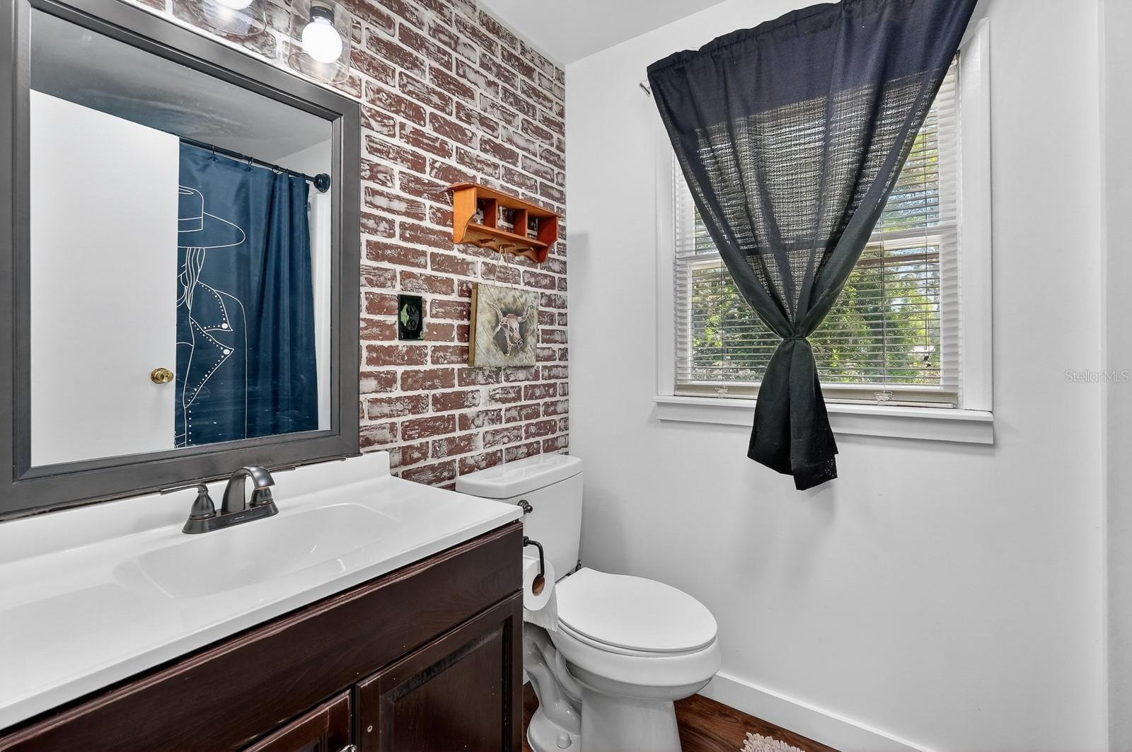 ROUND LAKE - Residential