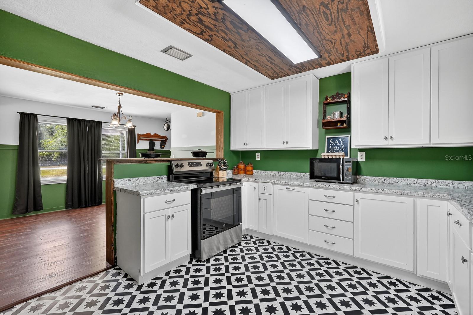 ROUND LAKE - Residential