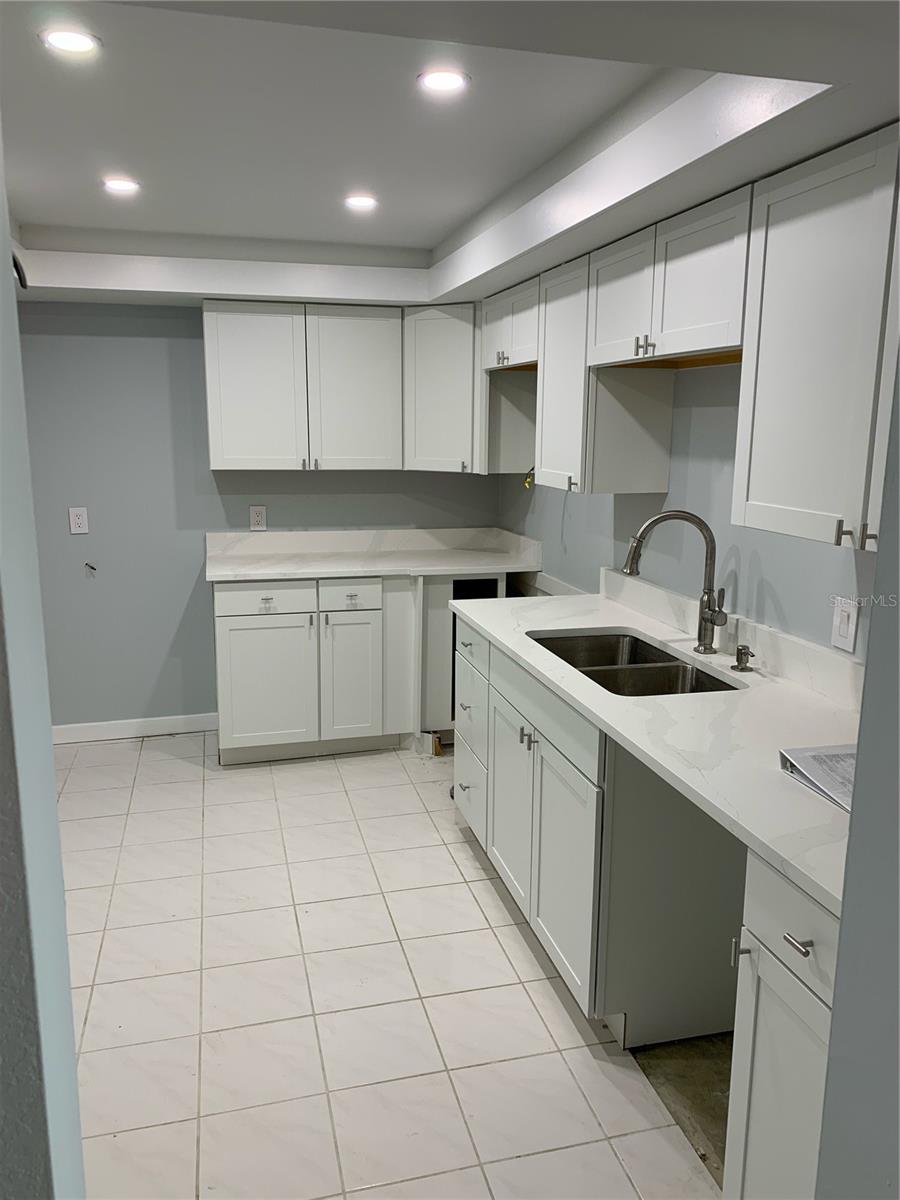 255 DOLPHIN POINT 809